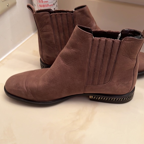 Michael Kors Brown Leather Chain Chelsea Boots Size 9M no zipper just bootie - Picture 2 of 3